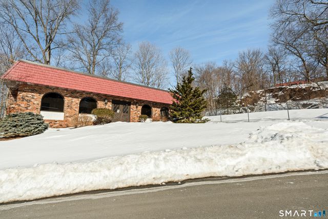 15 Woodsedge Drive APT 5C, Newington, CT 06111