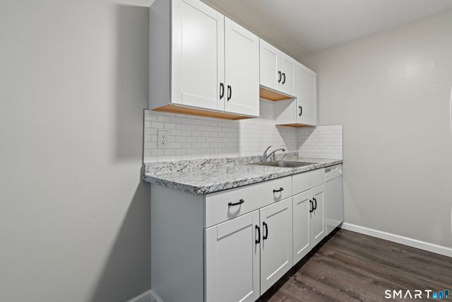 15 Woodsedge Drive APT 5C, Newington, CT 06111