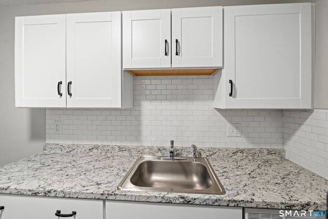 15 Woodsedge Drive APT 5C, Newington, CT 06111