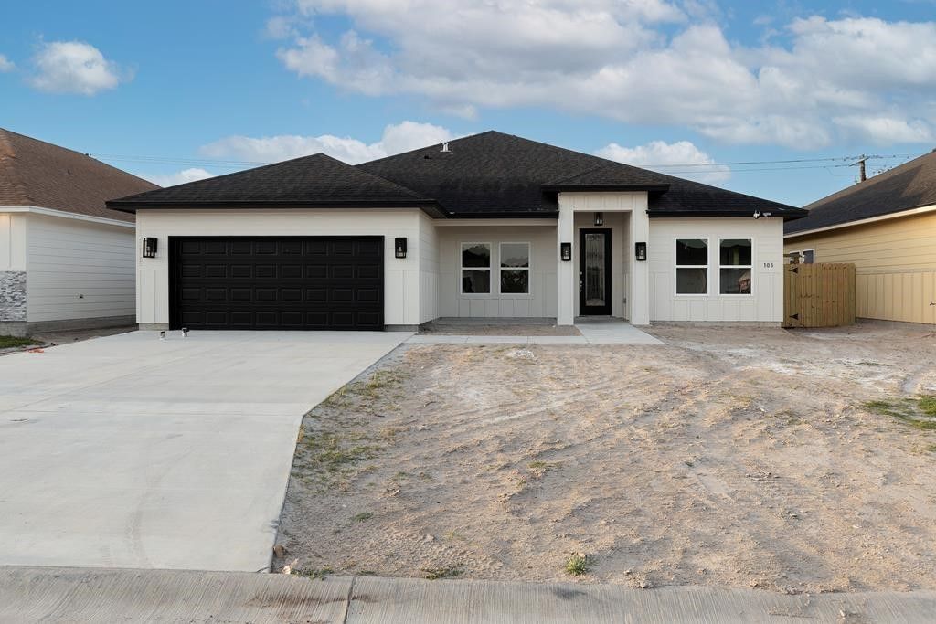 105 Traditions Dr, Rockport, TX 78382