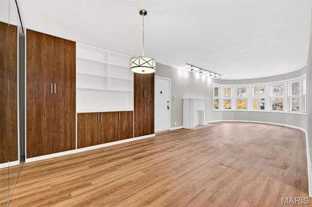 907 S Hanley Road 5, Clayton, MO 63105