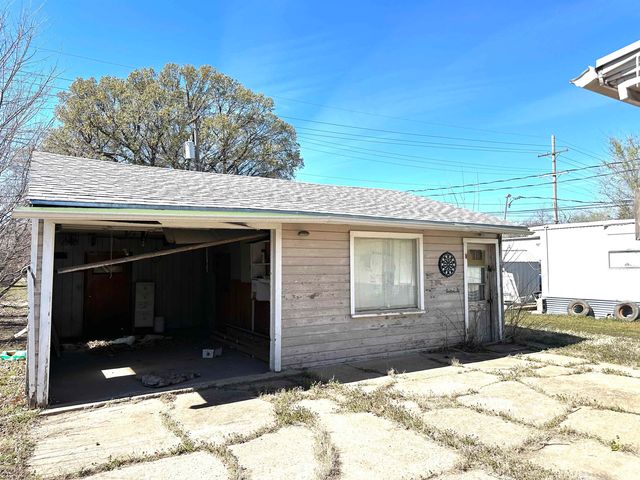 1027 N 5th St, Salina, KS 67401