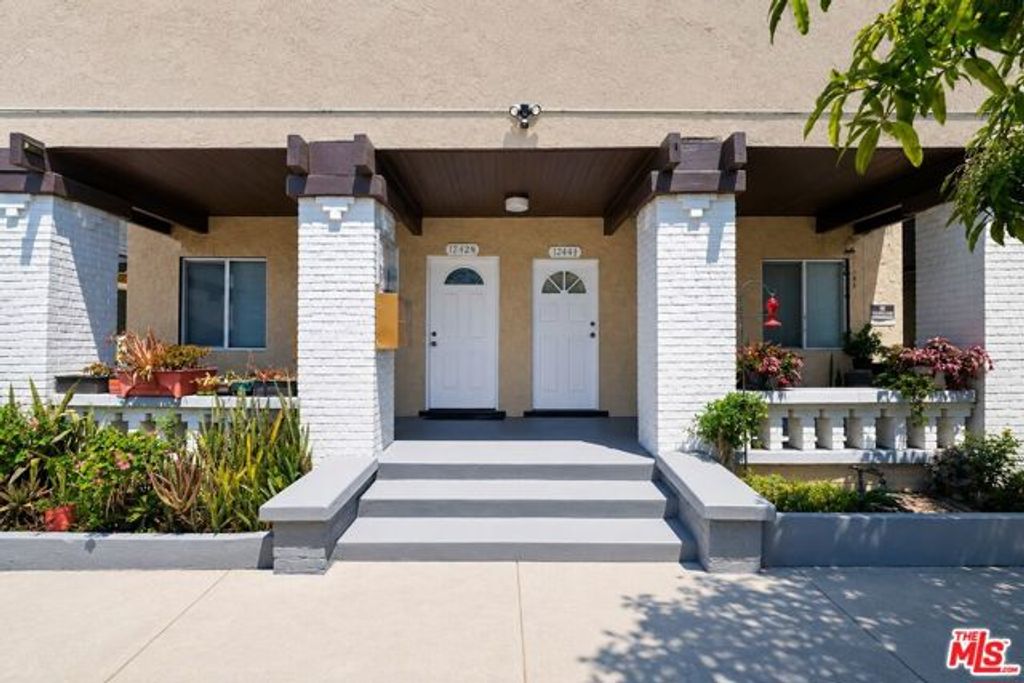 1242 S Kingsley Drive, Los Angeles, CA 90006