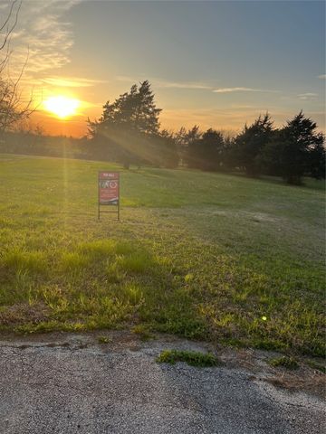14 Woodland Court, Gainesville, TX 76240