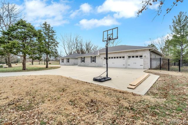 109 Pecan Lane, Belleville, IL 62223