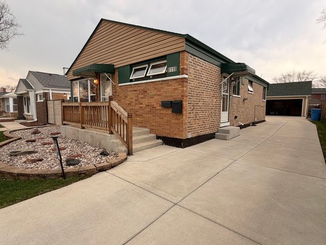 8118 S KOLMAR Avenue, Chicago, IL 60652