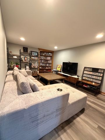 8118 S KOLMAR Avenue, Chicago, IL 60652