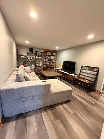 8118 S KOLMAR Avenue, Chicago, IL 60652