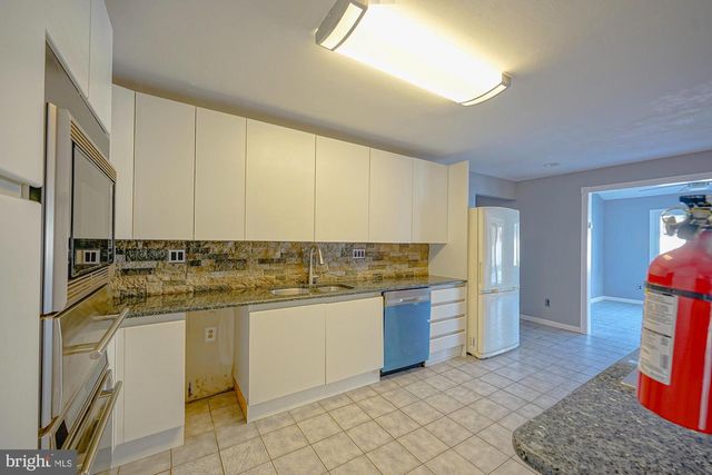 1542 CHALET DR, Cherry Hill, NJ 08003