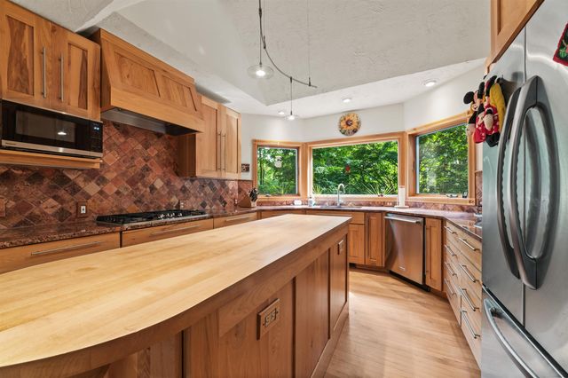 10552 Craig Road, Peninsula Twp, MI 49686