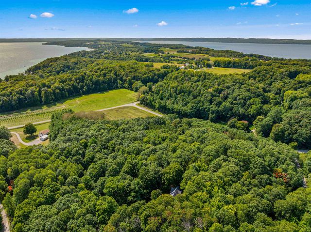 10552 Craig Road, Peninsula Twp, MI 49686