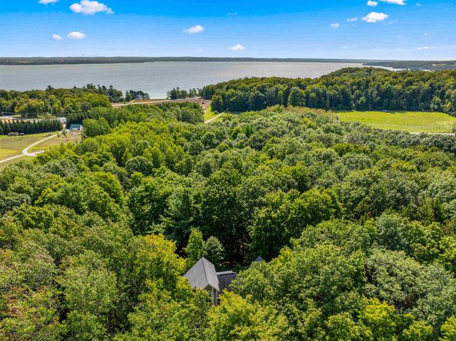 10552 Craig Road, Peninsula Twp, MI 49686