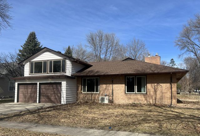 624 10th Street SW, Willmar, MN 56201