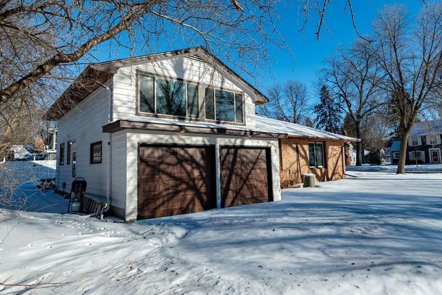 624 10th Street SW, Willmar, MN 56201