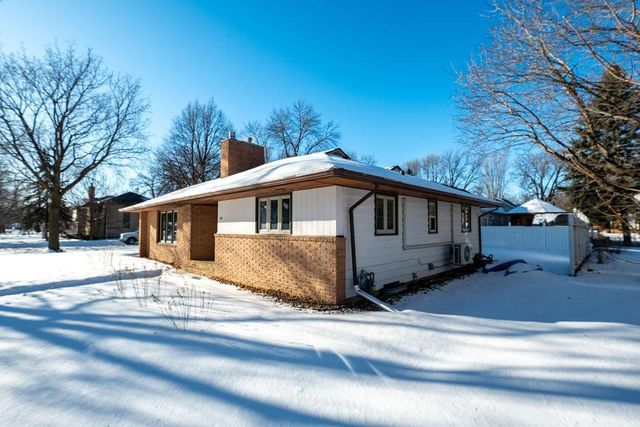 624 10th Street SW, Willmar, MN 56201