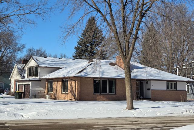 624 10th Street SW, Willmar, MN 56201