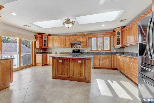 238 E Johnson Avenue, Bergenfield, NJ 07621