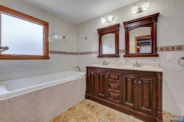 238 E Johnson Avenue, Bergenfield, NJ 07621