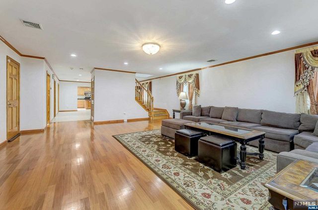 238 E Johnson Avenue, Bergenfield, NJ 07621