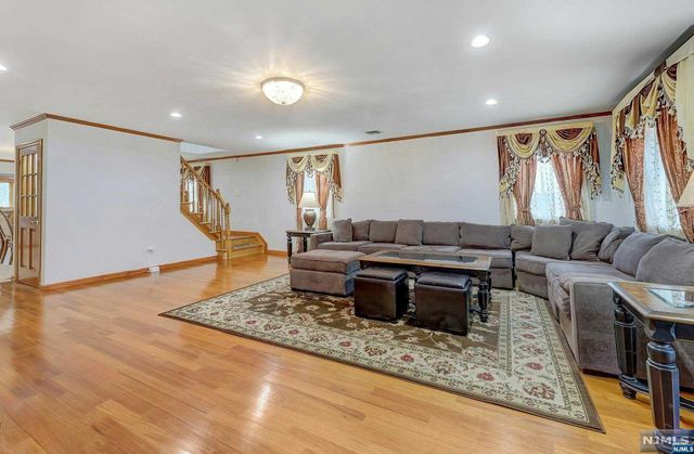 238 E Johnson Avenue, Bergenfield, NJ 07621