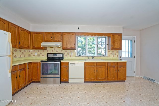 3 Dante Terrace, Colonie, NY 12110