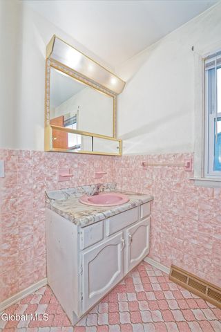 3 Dante Terrace, Colonie, NY 12110