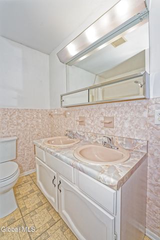 3 Dante Terrace, Colonie, NY 12110