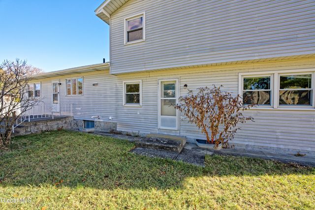 3 Dante Terrace, Colonie, NY 12110