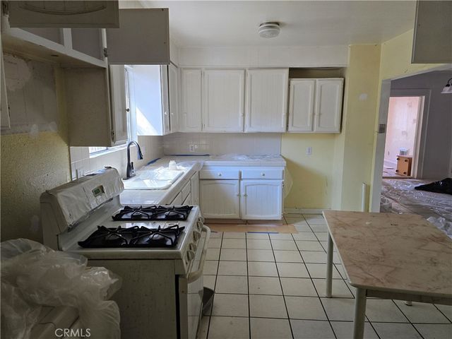 416 N Hobart, Los Angeles, CA 90004