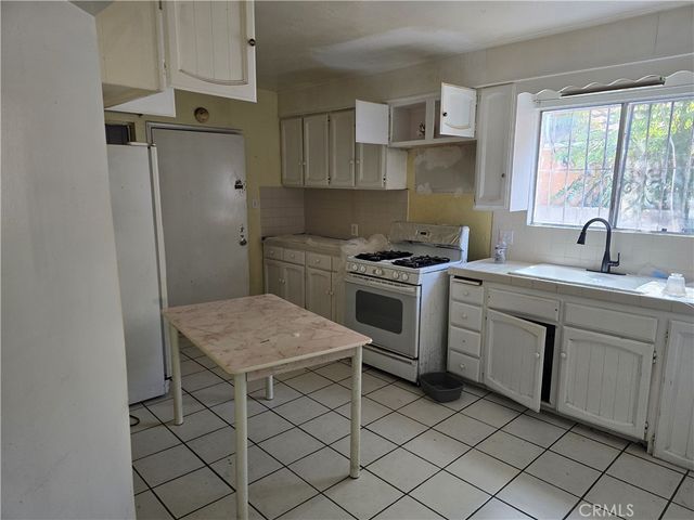416 N Hobart, Los Angeles, CA 90004