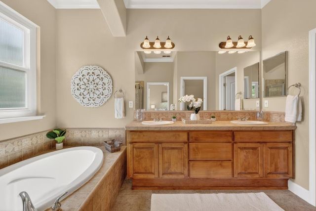 2004 Elvenden Way, Roseville, CA 95661