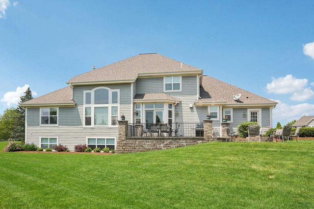 N49W18765 Emerald Hills DRIVE, Menomonee Falls, WI 53051