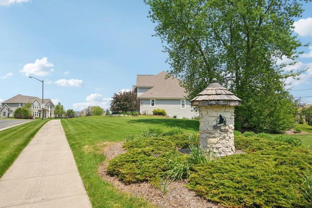 N49W18765 Emerald Hills DRIVE, Menomonee Falls, WI 53051