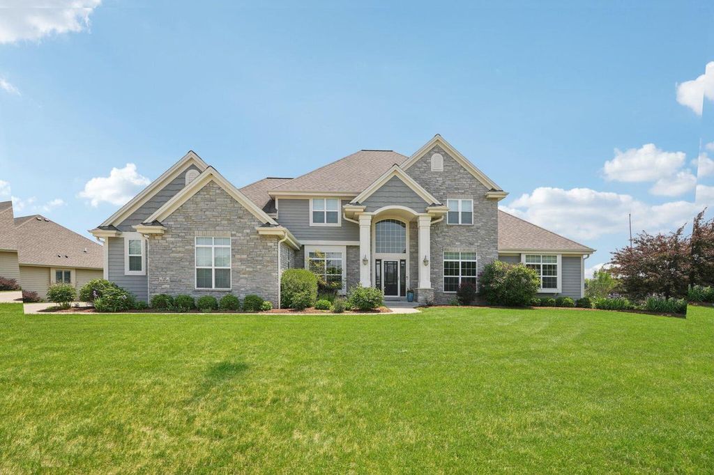 N49W18765 Emerald Hills DRIVE, Menomonee Falls, WI 53051