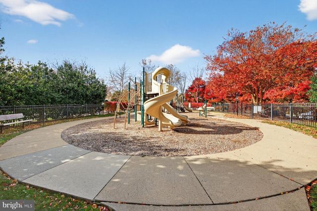 43656 RIVERPOINT DR, Leesburg, VA 20176