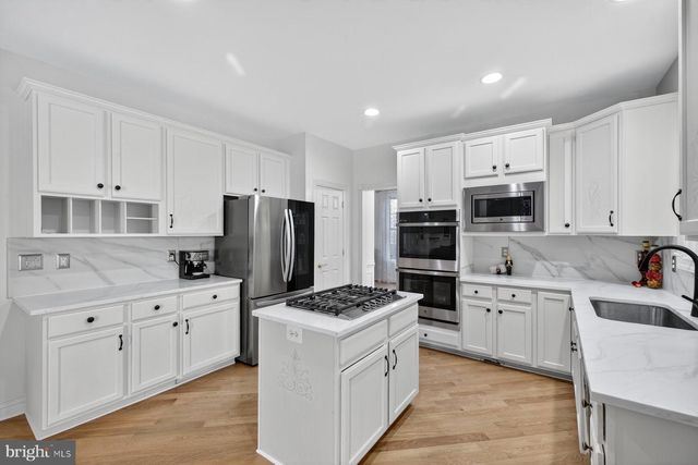 43656 RIVERPOINT DR, Leesburg, VA 20176