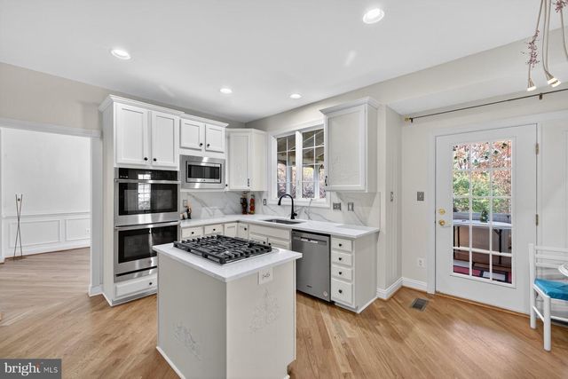 43656 RIVERPOINT DR, Leesburg, VA 20176