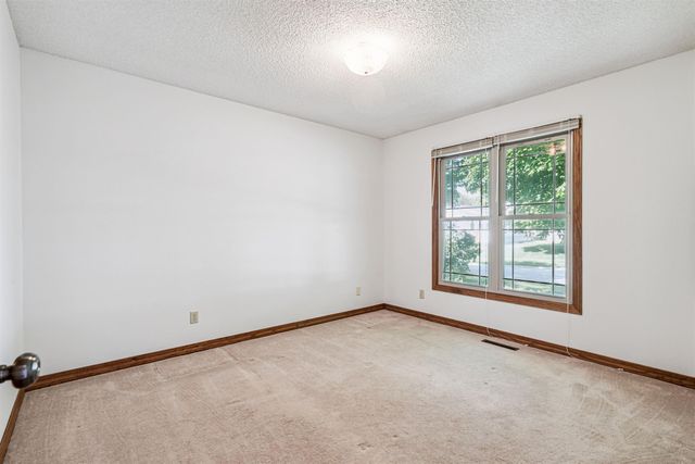 3859 Holly Lane, Waterloo, IA 50702