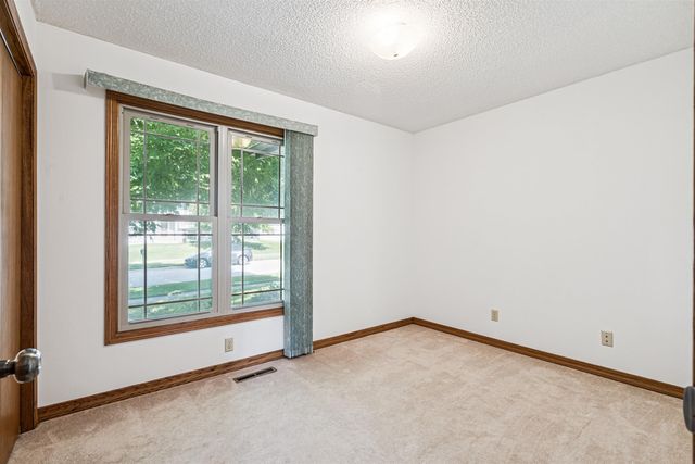 3859 Holly Lane, Waterloo, IA 50702