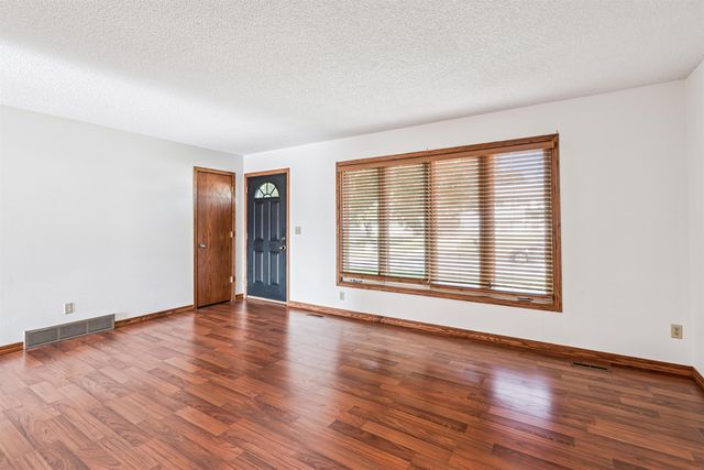 3859 Holly Lane, Waterloo, IA 50702