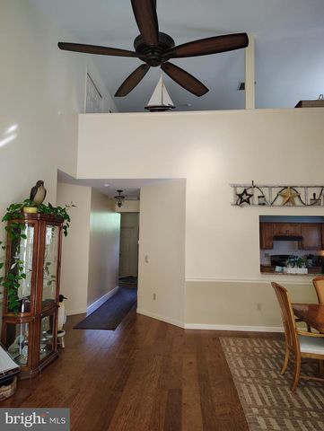 8 PARKVIEW CIR, Columbus, NJ 08022