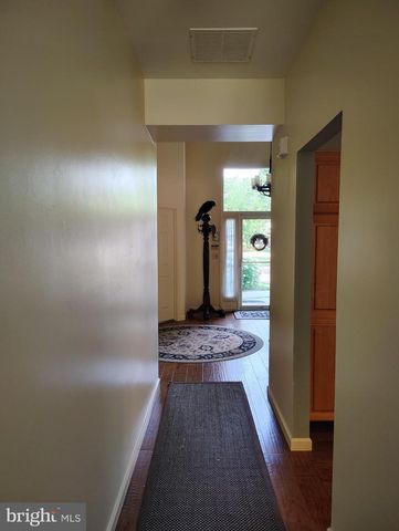 8 PARKVIEW CIR, Columbus, NJ 08022