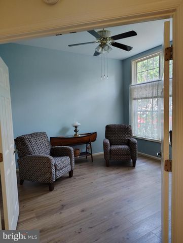 8 PARKVIEW CIR, Columbus, NJ 08022