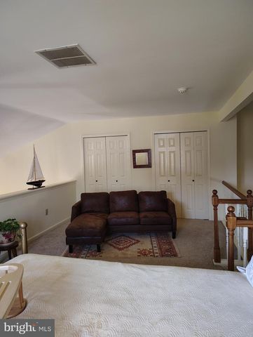 8 PARKVIEW CIR, Columbus, NJ 08022