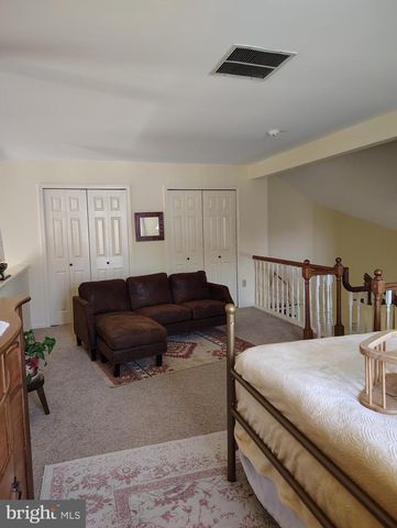 8 PARKVIEW CIR, Columbus, NJ 08022