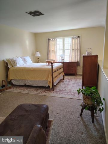 8 PARKVIEW CIR, Columbus, NJ 08022