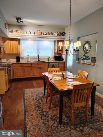 8 PARKVIEW CIR, Columbus, NJ 08022