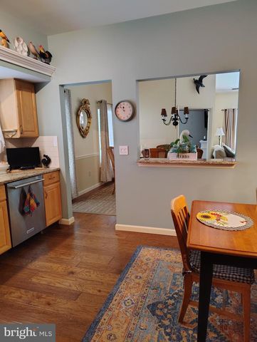 8 PARKVIEW CIR, Columbus, NJ 08022