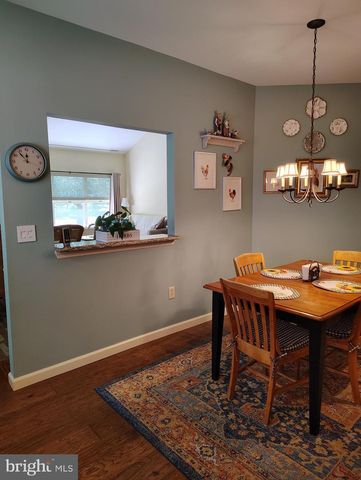 8 PARKVIEW CIR, Columbus, NJ 08022
