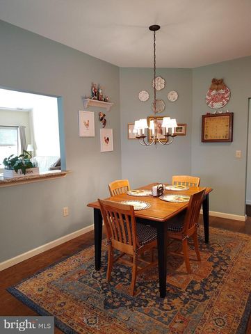 8 PARKVIEW CIR, Columbus, NJ 08022